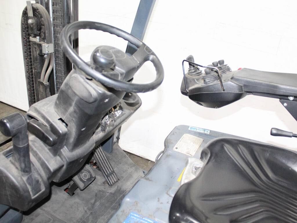 montacarga electrico tipo operarador sentado triciclo 